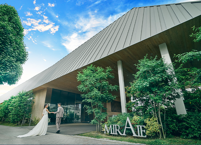 式場の外観と新郎新婦